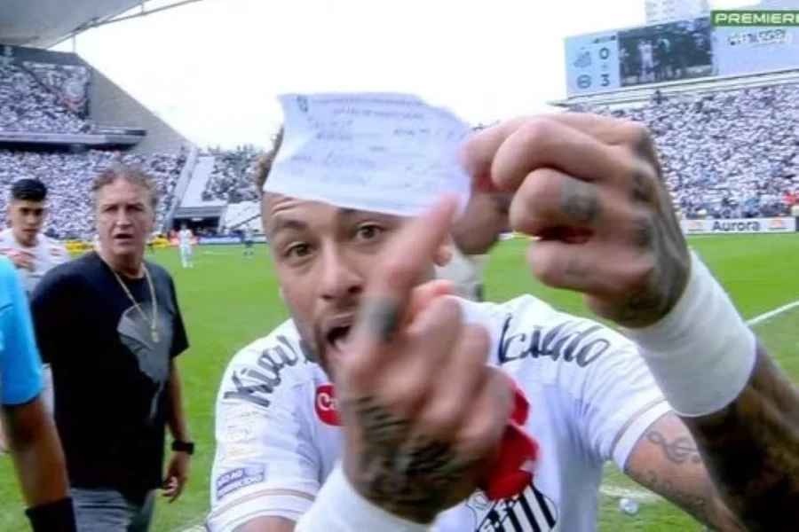 Erro inusitado da arbitragem revolta Neymar após substituição por engano em jogo do Santos