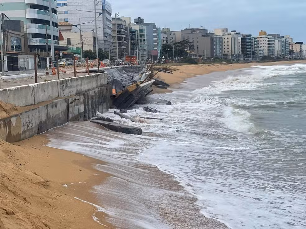 Ressaca destrói trecho de calçadão na Praia Campista, em Macaé