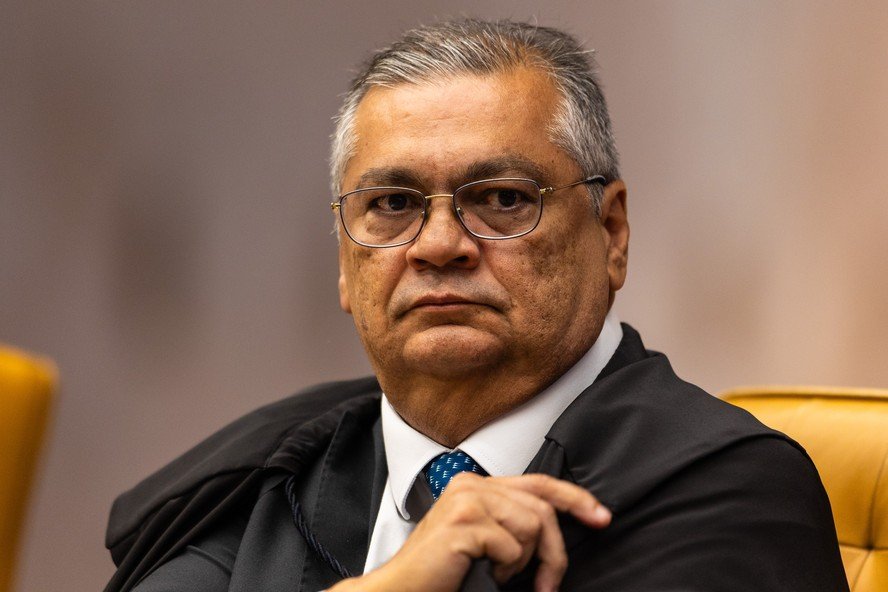 Dino reconduz Andrei ao cargo de direror da PF